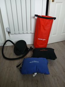Waterproof dry bag + pump + 2 x camping cushions 10e for the lot