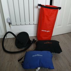 Waterproof dry bag + pump + 2 x camping cushions 10e for the lot