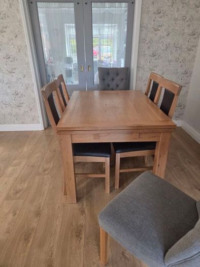 Extendable Dining table and chairs