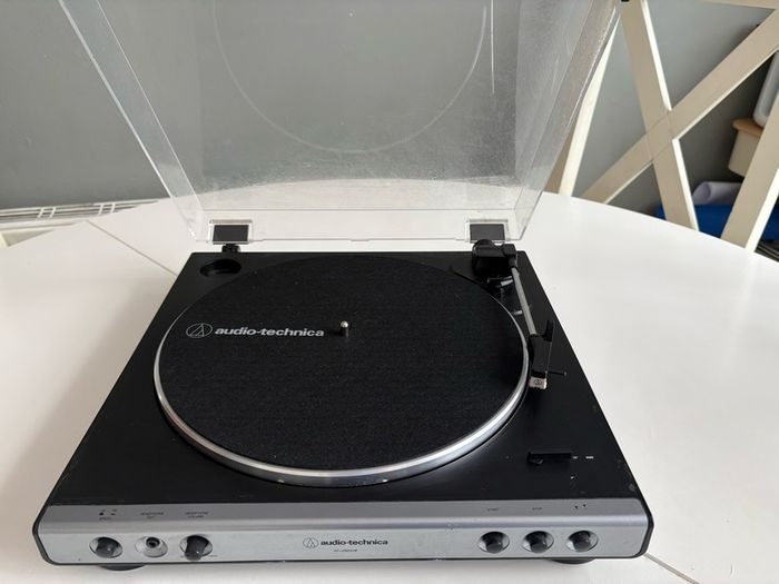 Audio Technica AT-LP60XHP vinyl record player