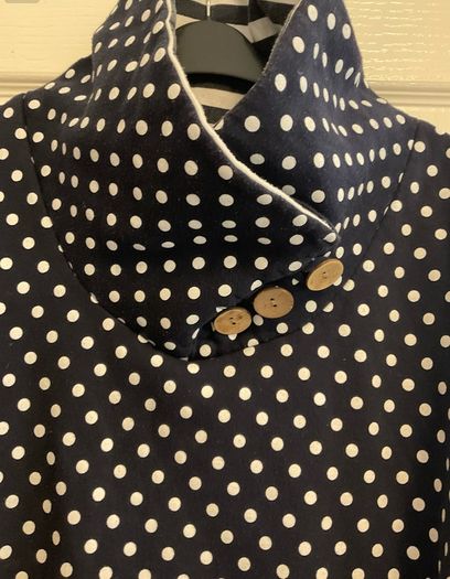 HAILYS polka dot high neck sweatshirt with wooden buttons (navy and white) size l