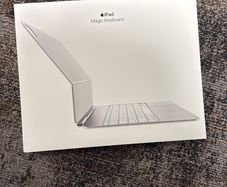 iPad Pro 13-inch M4 (2024 MAGIC KEYBOARD) British English WHITE Brand New Sealed 1 Year Warranty
