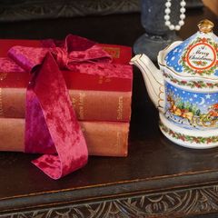 Christmas Eve Tea & Books Gift Set