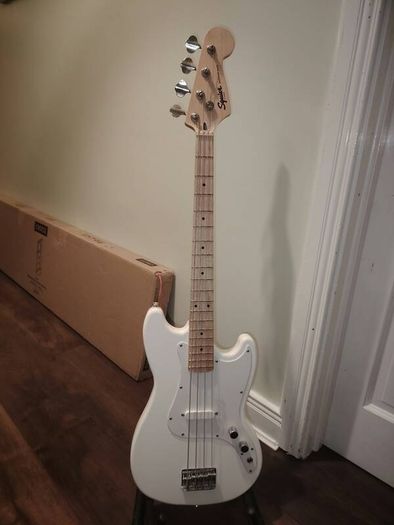 Squier Sonic Bronco Arctic White Bass Guitar