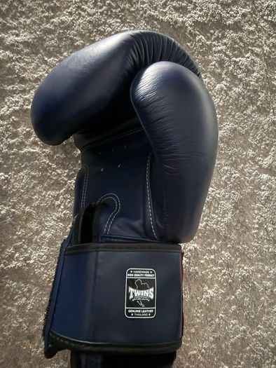 Twins gloves