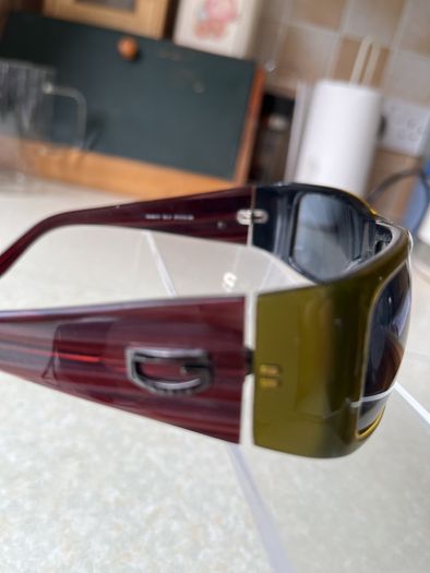 Vintage Guess sunglasses with Olive Green frame & redish Tempkearm