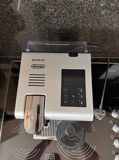 Nespresso De'Longhi Latissima Pro Coffee Machine