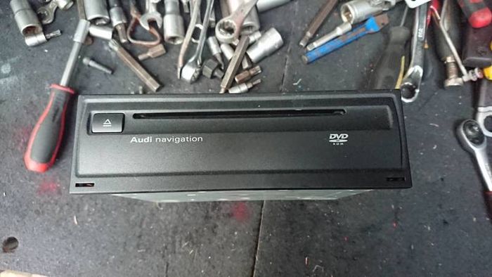 Audi MMI GPS SAT NAVIGATION DVD ROM MAIN UNIT  road maps traveling all audi a4 a6 diesel petrol parts still available BREAKING.