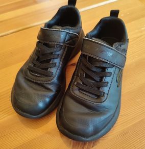Size 10 (17 cm) Skechers trainers