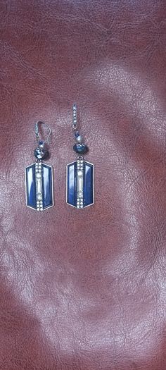 Vintage jewelry is sold individually for 5 to 10 euros