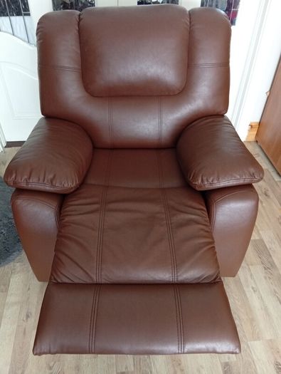 Brown single recliner sofa/chair