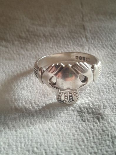 silver claddagh ring