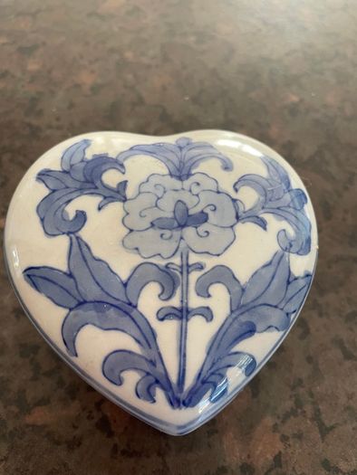 Vintage porcelain heart-shaped trinket box