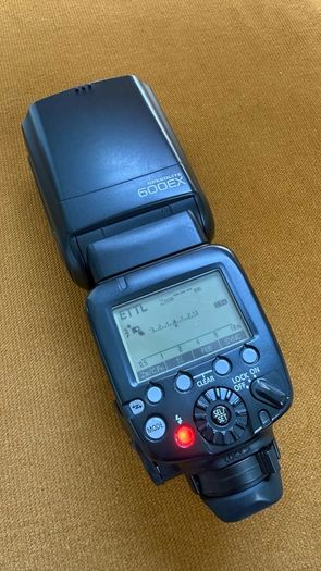 Canon Speedlite 600ex + Flash Trigger For Canon + charger and battery