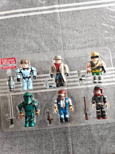Roblox Q-Clash 12 Piece Figure Set