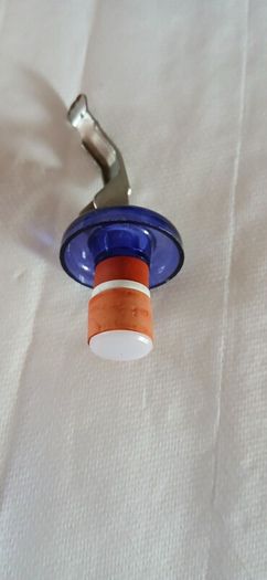 A pair. 2 x Vintage Wine Glasses. Geometric patterned elegant wine glasses. FREE Stopper.