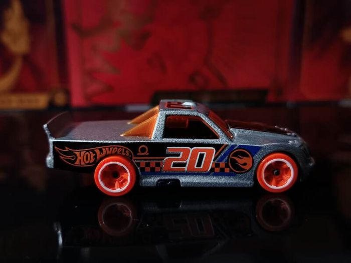 Circle Trucker ! TREASURE HUNT ! from Track Stars Series ! 2010 ! Hot Wheels ! Mattel !