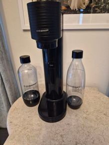 Sodastream and 2 bottles