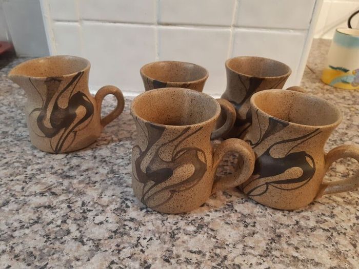 mugs x4 and jug