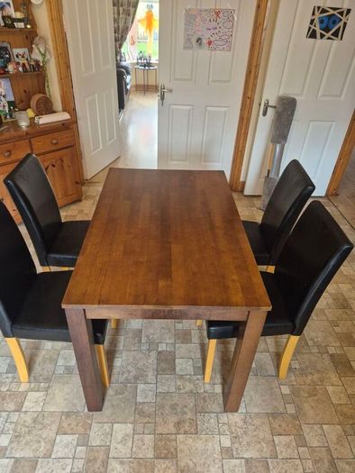table and 4 leather chairs in great condition