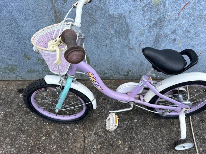 girls bike small child with stabilisers