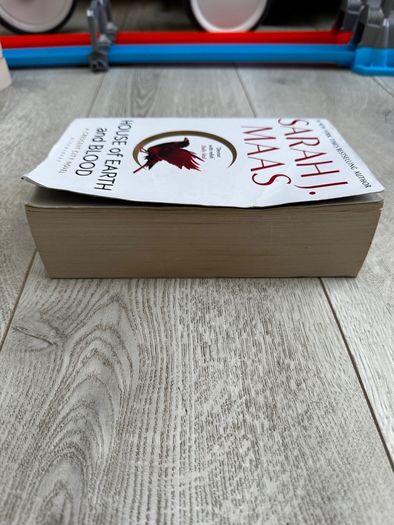 House of Earth and Blood by Sarah J. Maas (Crescent City Book 1), Bloomsbury Paperback