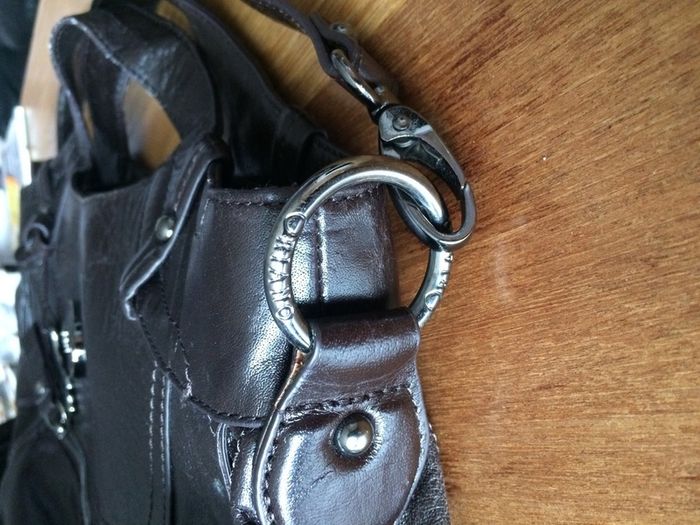 Leather Oriano ladies bag with shoulder strap.