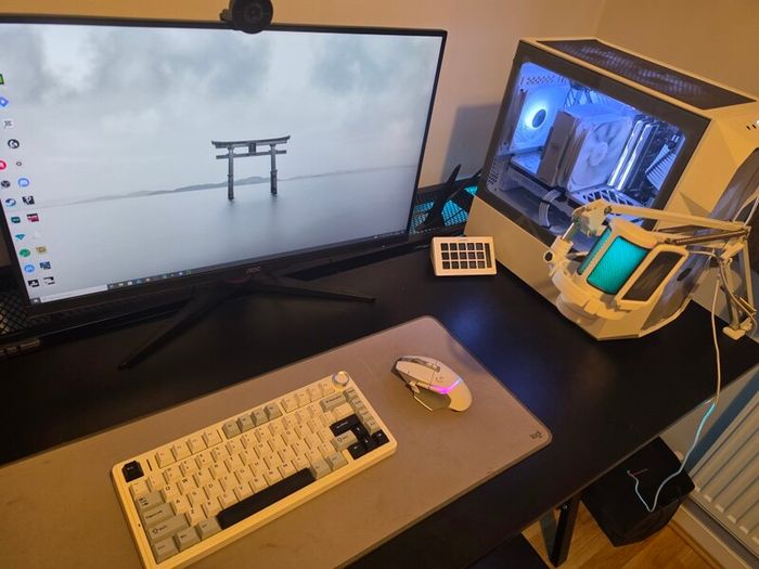 High End White build Gaming PC / streaming set up