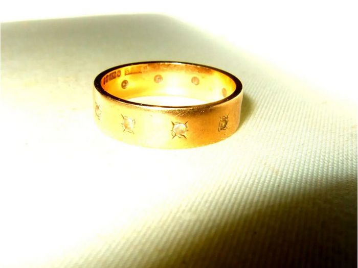 Vintage Hallmarked 9ct Gold/Diamond Ring