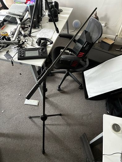 K and M tripod stand