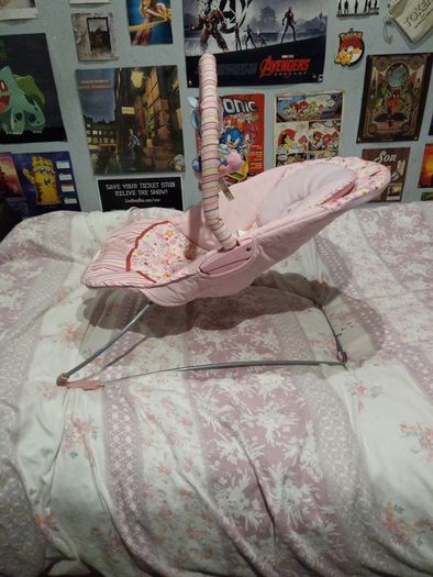 Fisher Price Baby Bouncer with Calming Vibrations + Toy rack with musical pully
