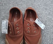 NEW.boy's shoes.size 10/28