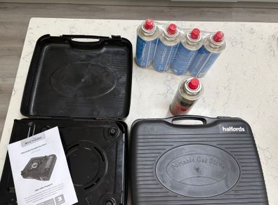 2 x Portable gas stoves with gas canisters