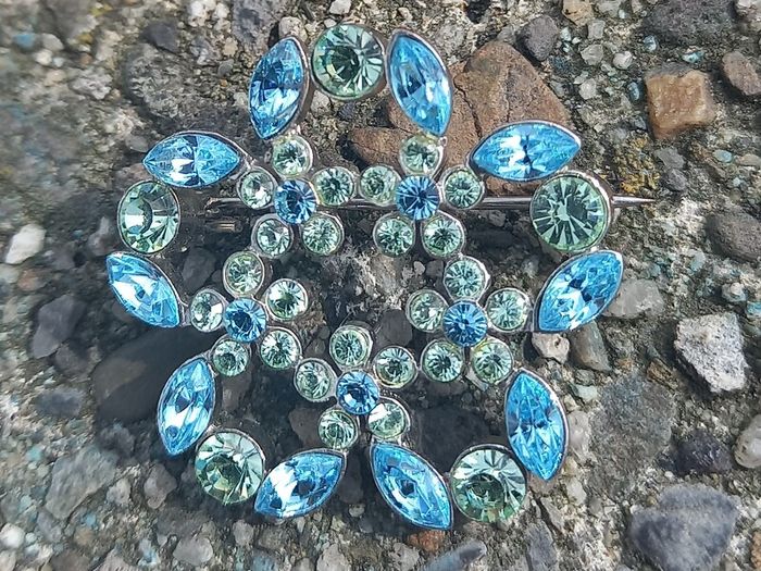 Vintage jewelry is sold individually for 5 to 10 euros
