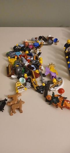 Lego minifigures and accessories