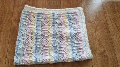 Hand-knitted wool blanket for newborns