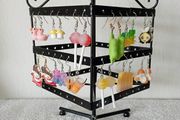 Earring stand plus earrings B