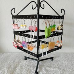 Earring stand plus earrings B
