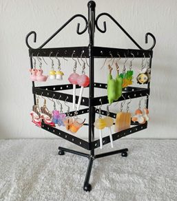 Earring stand plus earrings B