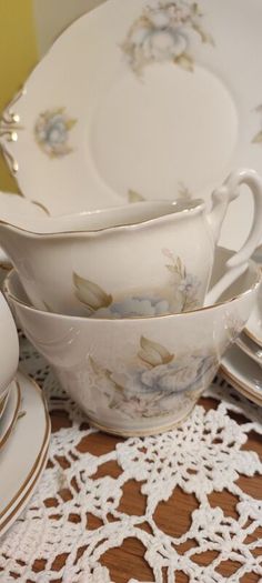 21 pcs Very pretty Vintage Royal Stuart Teaset Pale blue and pink flowers
