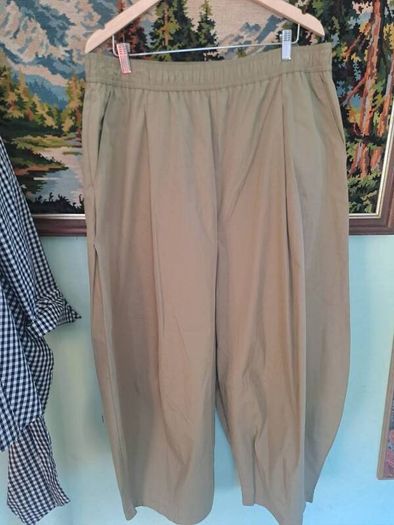 Brand new Barrel shape trousers with pockets