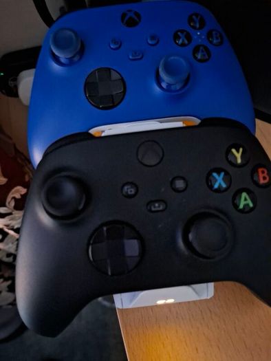 Xbox series. 2 controllers with battery and charger