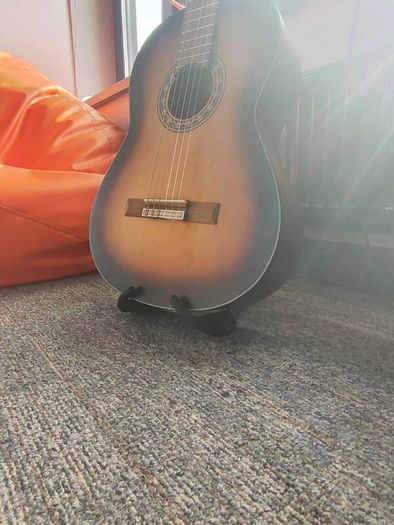 Ultra Lightweight Folding Travel Guitar Stand Portable Universal Instrument Holder for Acoustic Electric Classical Bass Folk Flamenco Travel Guitar Ukulele Mandolin Banjo Compact Collapsible Floor Display Rack with Protective Foam Padding Anti Slip Rubber