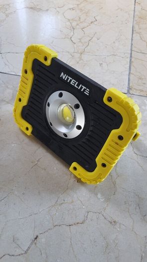 Stand up portable floodlight.