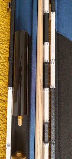 snooker cue with case