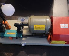 Key cutting machine