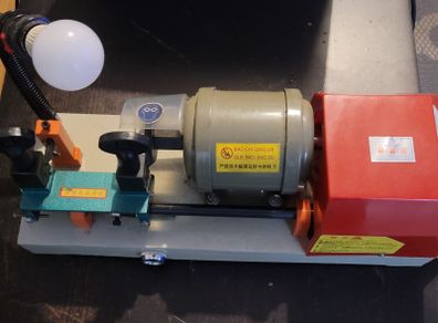 Key cutting machine