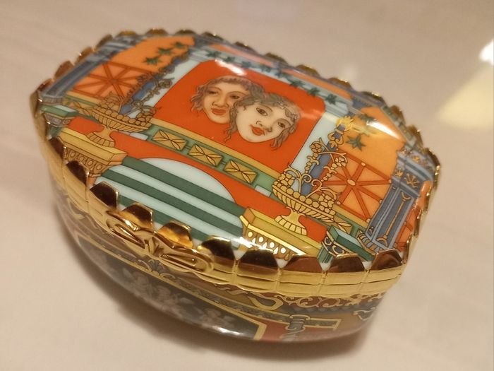 Gilt trinket dish 2001 Pompeii edition, collectable,  D18 post 6e