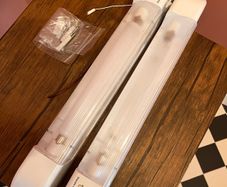 2 bathroom wall lights