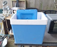 Cool box with 4 camping plates & 3 plastic glasses
